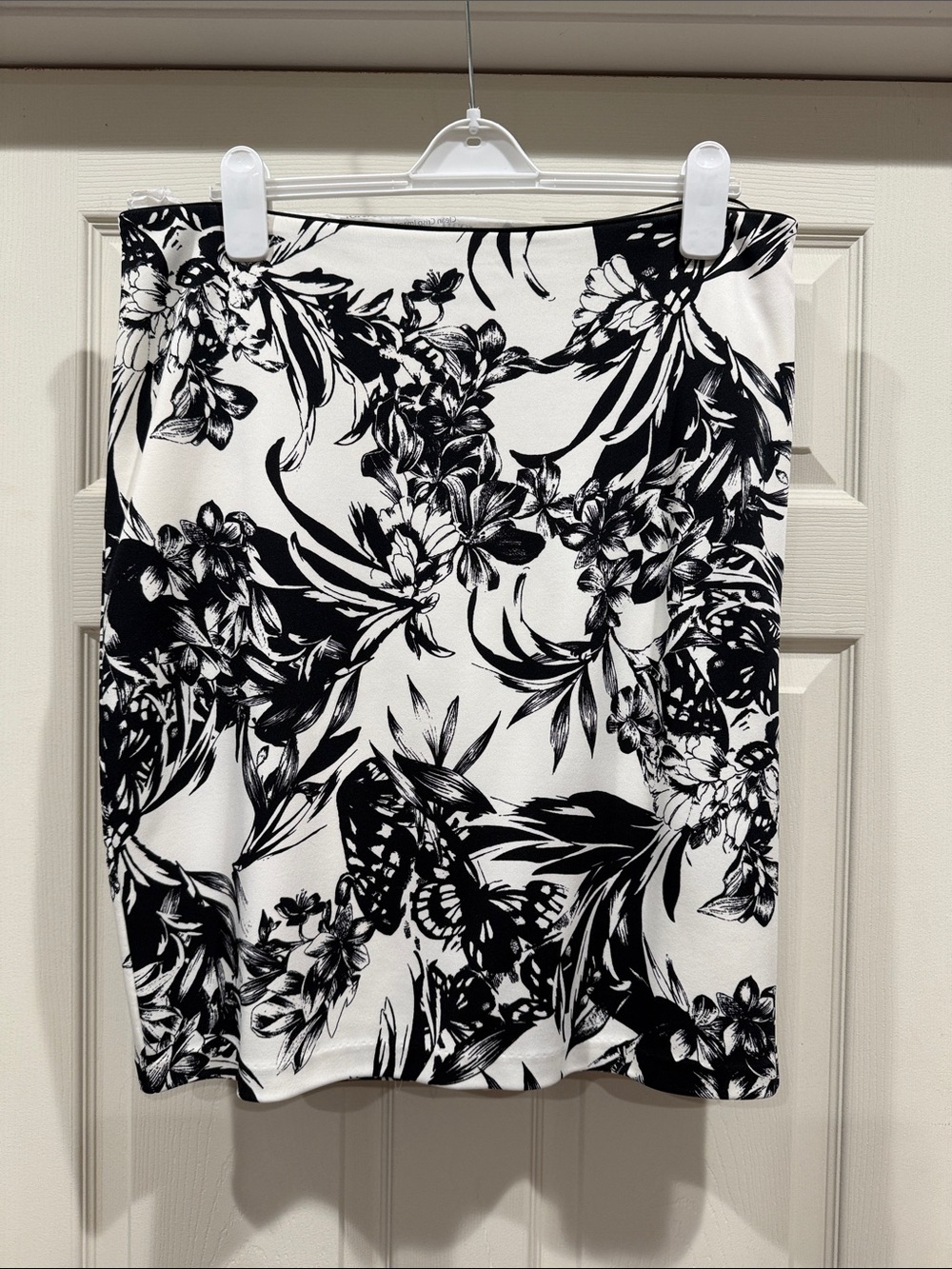 White House Black Market Black & White Floral Pencil Skirt